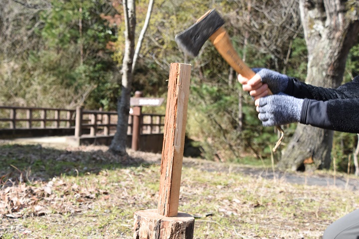 キャンプで人気の手斧を徹底比較！ハスクバーナ、ハルタホース、グレンスフォシュ｜山行こ